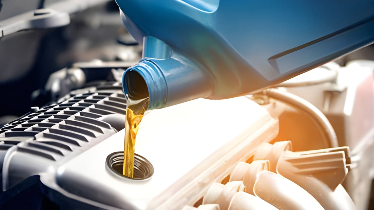 Técnico revisando el aire acondicionado de un auto